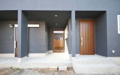 親世帯・子世帯の玄関は隣に並びます 親世帯・子世帯の玄関は隣に並びます