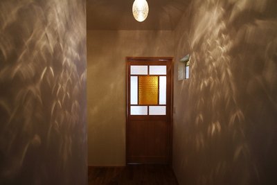 玄関ホール。照明の模様が映し出されてとてもいい雰囲気です。 玄関ホール。照明の模様が映し出されてとてもいい雰囲気です。