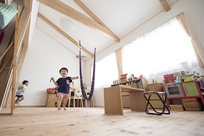 大きな開口部を持つ子供部屋は将来は2部屋に仕切ることも可能。今は広々と贅沢な遊び場に。太い梁を利用して取り付けられたハンモックは子供たちのお気に入り。 大きな開口部を持つ子供部屋は将来は2部屋に仕切ることも可能。今は広々と贅沢な遊び場に。太い梁を利用して取り付けられたハンモックは子供たちのお気に入り。