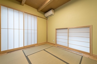 リビングから繋がる和室は黄色いほたて漆喰を施し、柔らかな雰囲気に。 リビングから繋がる和室は黄色いほたて漆喰を施し、柔らかな雰囲気に。