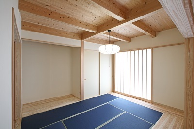 個性的なブルーの和紙畳はインパクト大。 個性的なブルーの和紙畳はインパクト大。