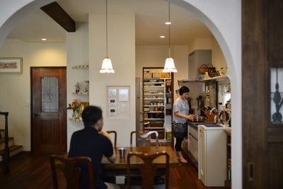 かつてアメリカで暮らしていた頃に想い出の品々を箱らからして、デイスプレーするのも楽しみの一つ。きっと間もなくクリスマスツリーがお目見えするはずです。