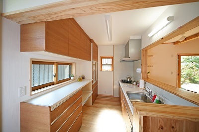 2人立っても余裕の広さ。
暗くなりがちなキッチンは背後の壁に採光用の窓を。 2人立っても余裕の広さ。
暗くなりがちなキッチンは背後の壁に採光用の窓を。