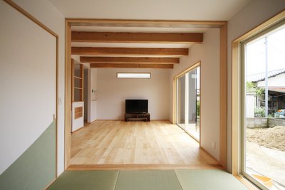 和室の三枚引き戸を全開放にすると、ひと続きの大空間としても使えます 和室の三枚引き戸を全開放にすると、ひと続きの大空間としても使えます