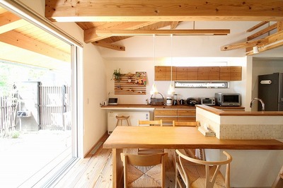 大きな開口からデッキに繋がる開放的なダイニングスペース。