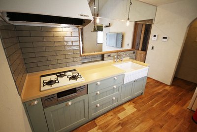 ウッドセッションのキッチンと、タイルが相性良く仕上がったキッチン