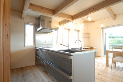 重厚感のある扉色のペニンシュラキッチン。