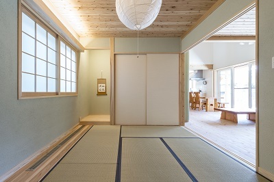 リビングに隣接する和室には、茶道を嗜む奥さまの希望で炉を設置。