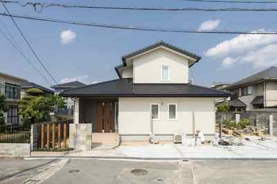 白い壁と黒い屋根のコントラストが美しい和を基調とした外観。