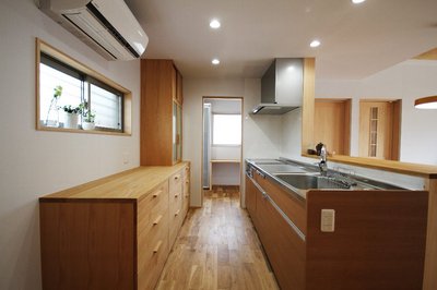 収納上部は作業台としても使える高さで造作