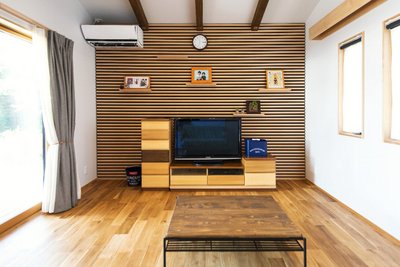 テレビ背面の壁は棚を差し込むことで、様々なアレンジが可能です。 テレビ背面の壁は棚を差し込むことで、様々なアレンジが可能です。