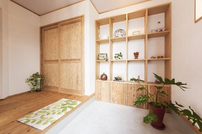 殺風景になりがちな玄関に彩りを添える飾り棚。玄関土間はビー玉を埋め込み、昔懐かしい雰囲気に仕上がりました。 殺風景になりがちな玄関に彩りを添える飾り棚。玄関土間はビー玉を埋め込み、昔懐かしい雰囲気に仕上がりました。