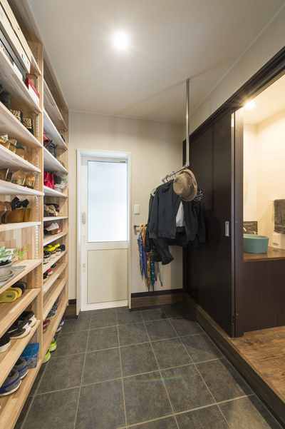 収納量たっぷりのシューズインクローク