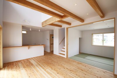 LDK+和室。リビングと和室は三枚引き戸で仕切り、全開放にするとひと続きの大空間としても使えます。 LDK+和室。リビングと和室は三枚引き戸で仕切り、全開放にするとひと続きの大空間としても使えます。