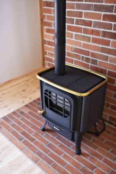 煙突式の石油ストーブは冬の時期に大活躍です。 煙突式の石油ストーブは冬の時期に大活躍です。