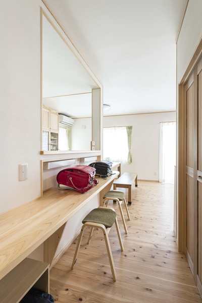 キッチン前の勉強スペース。