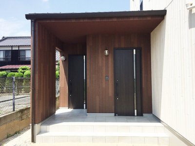 玄関は2つ造り、二世帯同居で使いわけるスタイルです。 玄関は2つ造り、二世帯同居で使いわけるスタイルです。