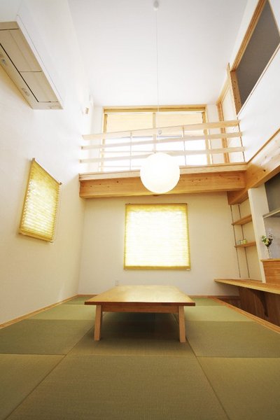 吹抜けからたくさんの光が入るダイニング