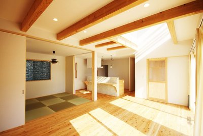 和室の2方向を開放したらLDKと繋がる大空間として使えます。 和室の2方向を開放したらLDKと繋がる大空間として使えます。