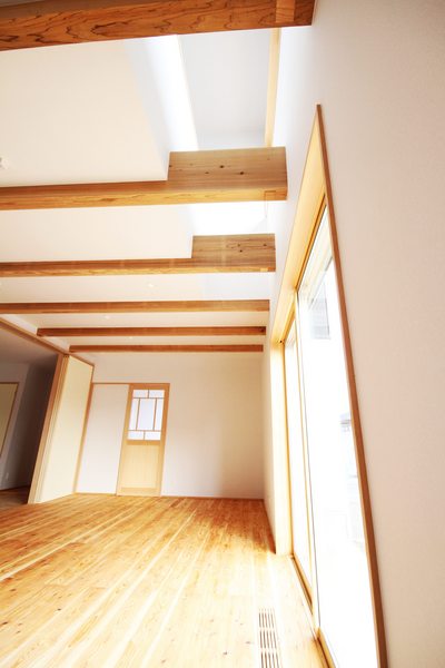 決して広くはない吹抜けですが、たくさんの光と風を取り込みます