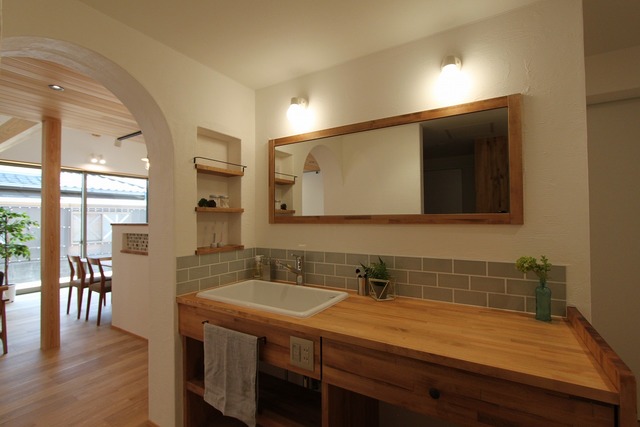 ２人並んでも広々とした造作の洗面台。