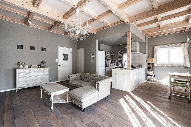 室内は手づくり感を活かし床は幅広のオーク材のフローリングをグレーに塗装。
天井の構造梁は自然塗料を施し室内デザインに取り入れました。
奥様がつくられたステンドグラスを一番目立つ位置の壁やリビングドアにはめ込み、
こだわりのアメリカンスイッチやインターフォンはニッチにまとめています。ダイニングの奥のドッグスペースにはタイルを敷き、ワンちゃんグッズをまとめておけます。壁の色合いと建具や家具等のホワイトが室内に落ち着きと清涼感をもたらしています。