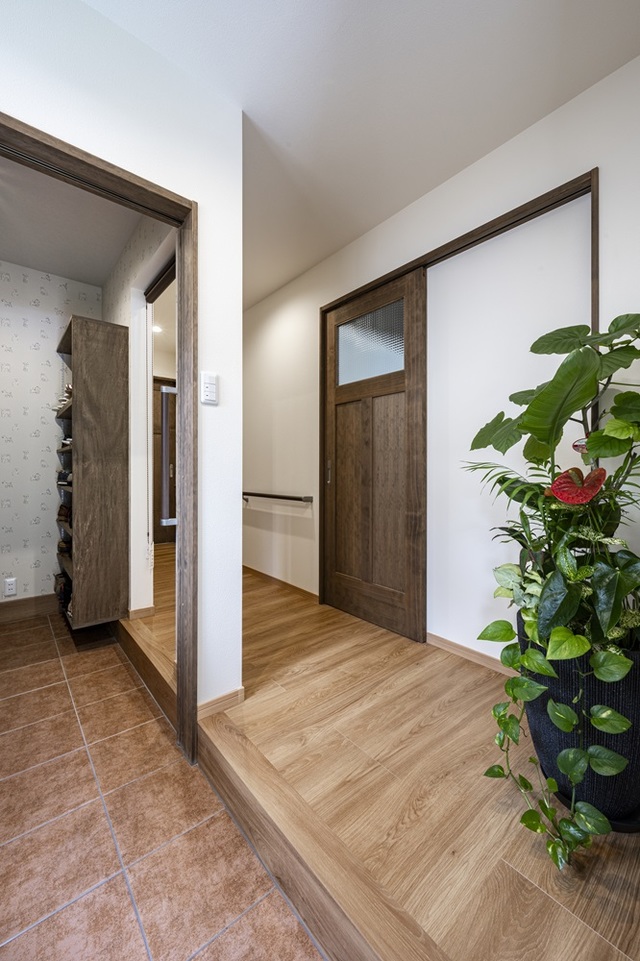 玄関から続くシューズクロークのスペースを十分にとっています。