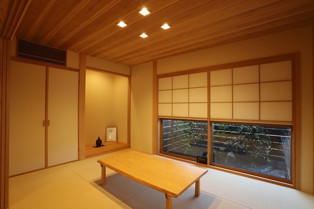 和室から雪見障子で坪庭を楽しむ 和室から雪見障子で坪庭を楽しむ