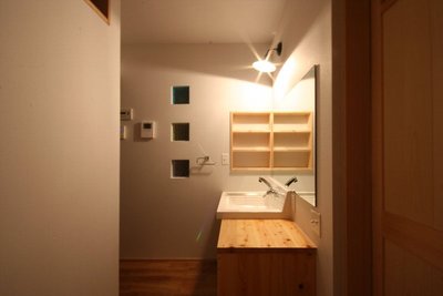 大判のカットガラスを壁に貼り付けた使いやすい洗面コーナー 大判のカットガラスを壁に貼り付けた使いやすい洗面コーナー