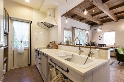 　キッチンの床はテラコッタタイルで、レンジフードは奥様のこだわり。洗面化粧台もオリジナル仕様。