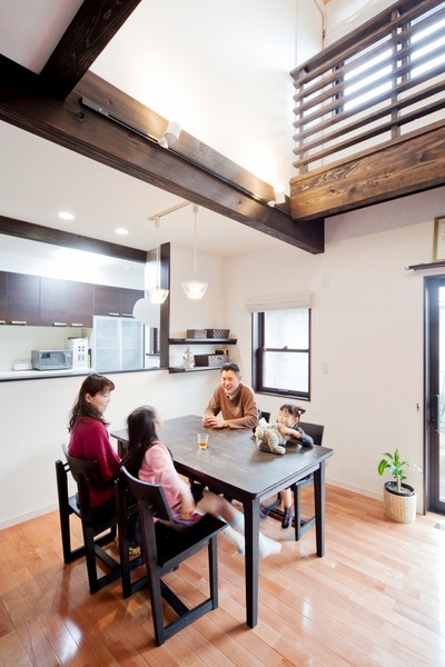 吹抜けから明るい光が注ぐダイニング。
大工さん手づくりのテーブルは家族みんなで茶色に塗装し、一体感のある雰囲気に。 吹抜けから明るい光が注ぐダイニング。
大工さん手づくりのテーブルは家族みんなで茶色に塗装し、一体感のある雰囲気に。