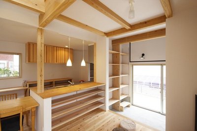 土間の筋トレルーム。けんすい棒は物干し竿としての機能もあるようです(^^*)