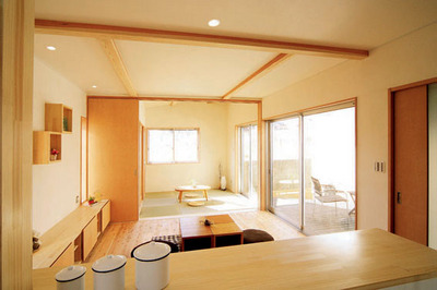 肌触りが気持ちの良い無垢材と、南九州のシラス台地の火山灰（シラス）から生まれた内壁材で、快適な住み心地。