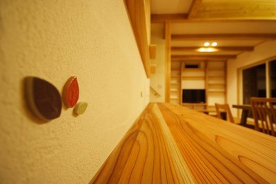 おうちのいろんな所に散りばめられた葉っぱの形をしたタイル☆