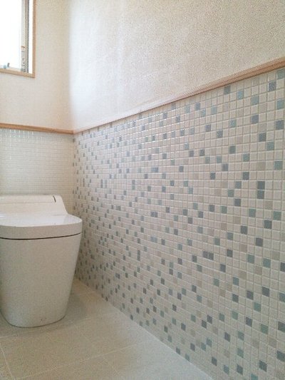 トイレの一面だけをモザイクタイルにしてアクセントに。