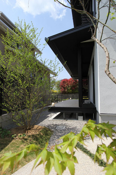 リビングから出入り出来るウッドデッキは、第２のリビング。
深い軒は、夏の日差しを和らげてくれます。