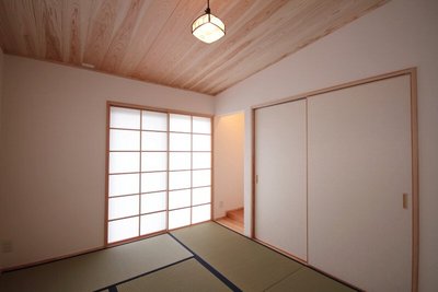 勾配天井の和室。レトロな照明が似合っています。 勾配天井の和室。レトロな照明が似合っています。