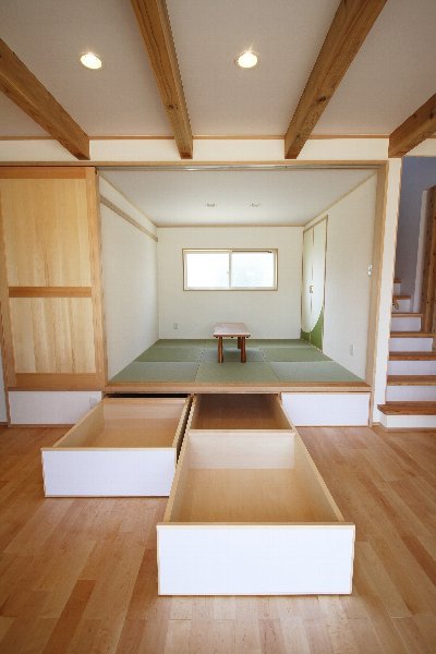 小上がりの和室の下は引き出せる収納に。 たっぷり入りますヽ(‘ ∇‘ )ノ 小上がりの和室の下は引き出せる収納に。 たっぷり入りますヽ(‘ ∇‘ )ノ