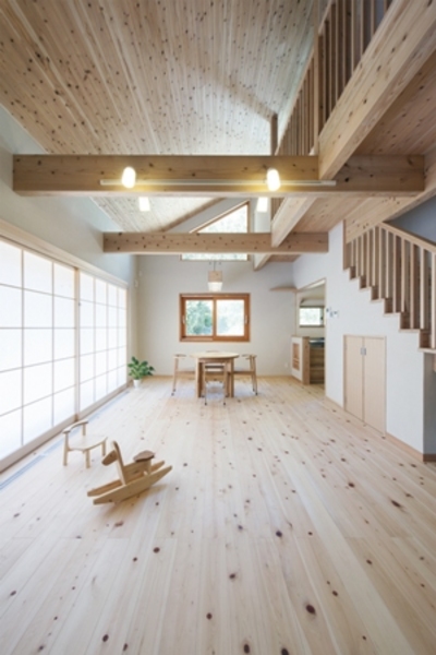 開放感いっぱいのリビングには小国杉の梁を使用。床は桧、壁は薩摩中霧島の塗り壁です。