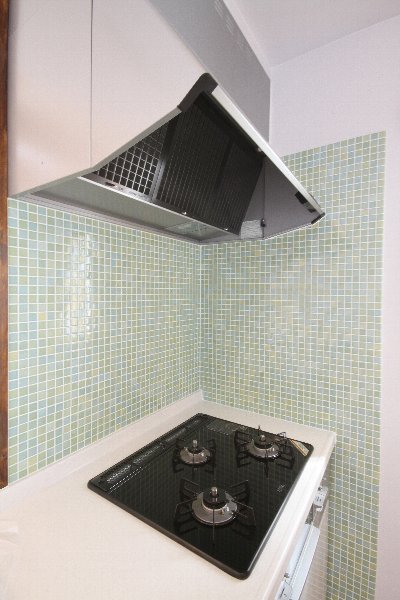 キッチンはガスコンロを採用。コンロ回りもタイルを貼り、可愛いキッチンに♪