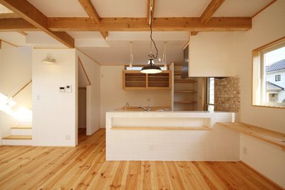 キッチンはレンガ調のタイルを貼りcafe風に