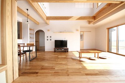 和室から見るリビング