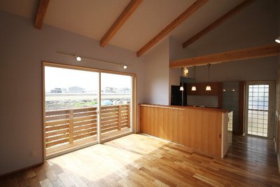 LDKの床は傷がつきにくく、落ち着いた雰囲気のオークの無垢材