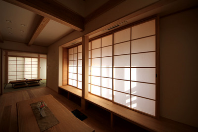 南向きの窓は床から一段高い位置に配し、ベンチのような設えにしました。腰かけたり、小机のように使ったりと、個性的な提案が暮らしを豊かにしてくれます。しかも下部に引き出しを設け、子どものおもちゃなど小物が収納できるので、リビング廻りはいつもスッキリ。