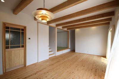 床は無垢の杉材。調湿性が高いので、夏はさらっと冬は暖かい足触りにしてくれます。 床は無垢の杉材。調湿性が高いので、夏はさらっと冬は暖かい足触りにしてくれます。