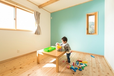 成長を考えて、お子さんの部屋は男女別々の個室に。シンプルの中に、アクセントクロスを用いることでグッと子供部屋らしく。