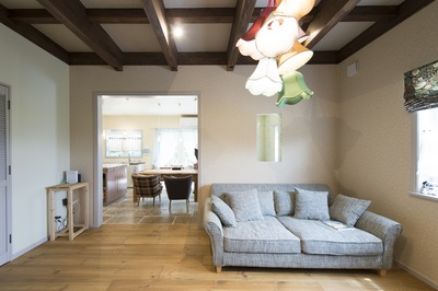 リビングの天井は大胆な梁見せ&白の塗装で。 リビングの天井は大胆な梁見せ&白の塗装で。