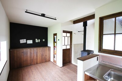 ダイニングには黒板も設置して、日常のメモをペタペタ… ダイニングには黒板も設置して、日常のメモをペタペタ…