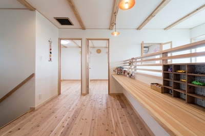 2階のフリースペース。カウンターテーブルは奥様がミシンを使う時や子供さんたちに絵本を読む時に最適。