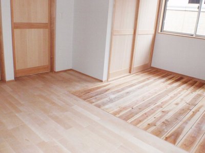 引戸も床も無垢材で仕上げた、木の香りたっぷりの室内。